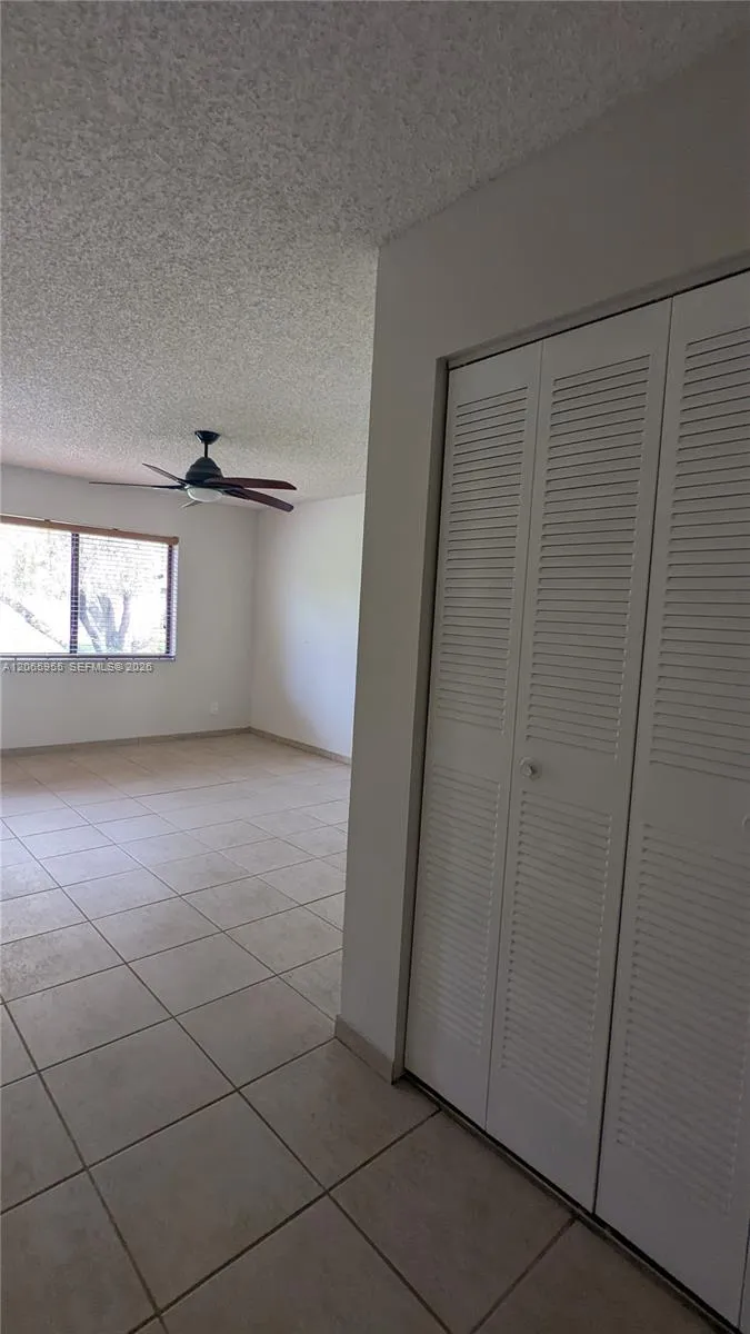 460 Lakeview Dr #4 Weston, FL 33326