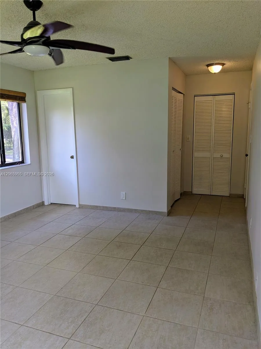 460 Lakeview Dr #4 Weston, FL 33326