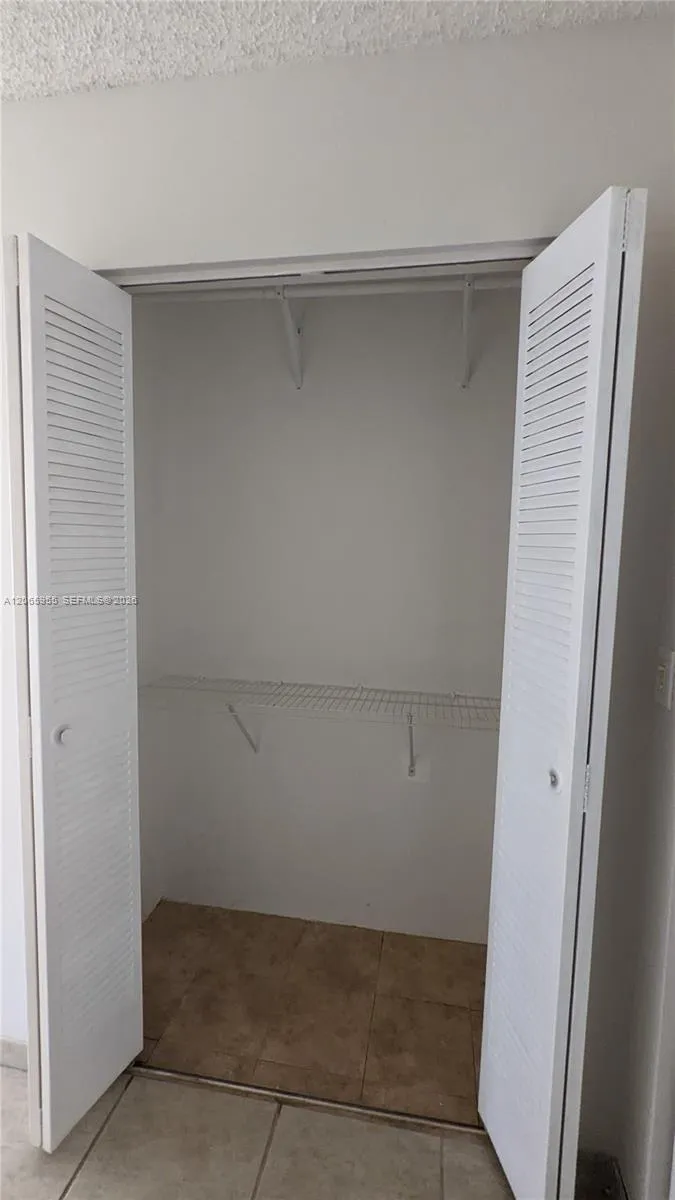 460 Lakeview Dr #4 Weston, FL 33326