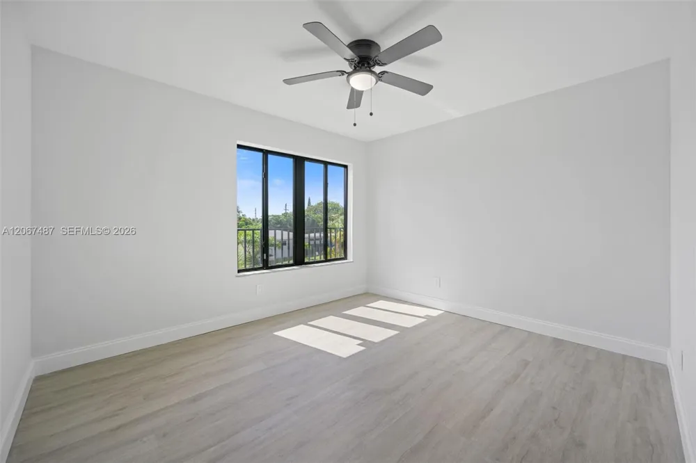 349 NW 40th St #203 Oakland Park, FL 33309