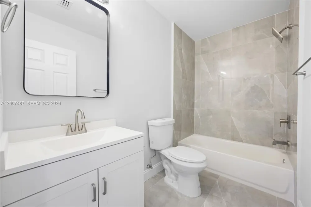 349 NW 40th St #203 Oakland Park, FL 33309