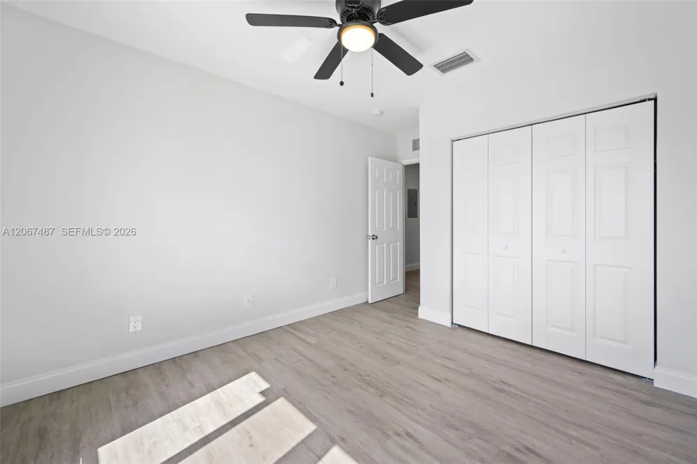 349 NW 40th St #203 Oakland Park, FL 33309