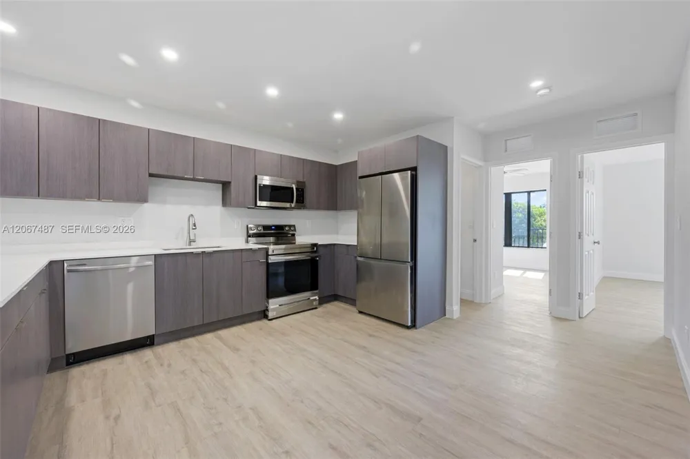 349 NW 40th St #203 Oakland Park, FL 33309