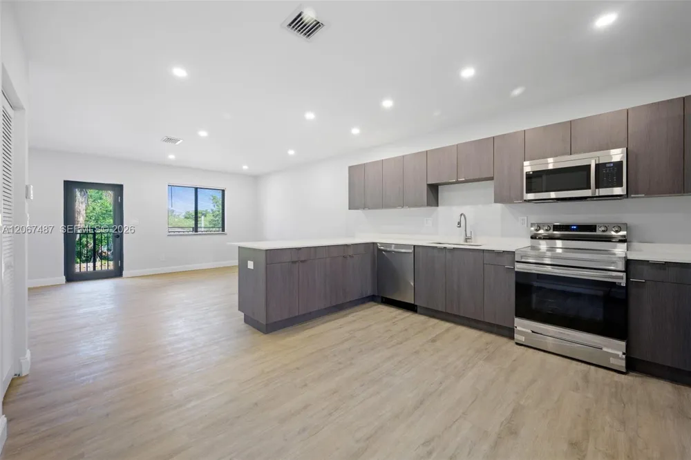 349 NW 40th St #203 Oakland Park, FL 33309