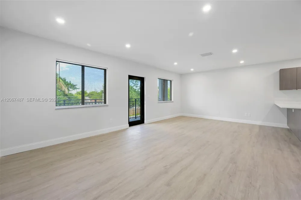 349 NW 40th St #203 Oakland Park, FL 33309