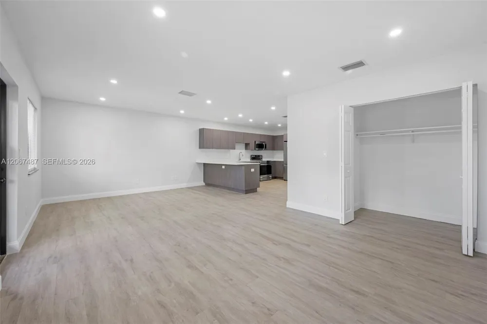 349 NW 40th St #203 Oakland Park, FL 33309