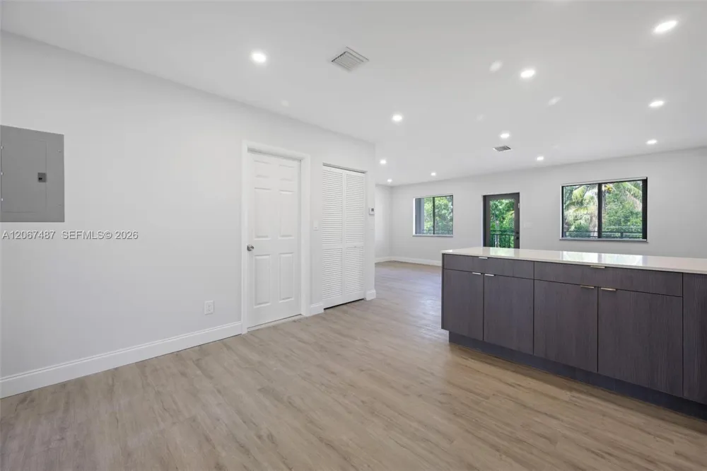 349 NW 40th St #203 Oakland Park, FL 33309