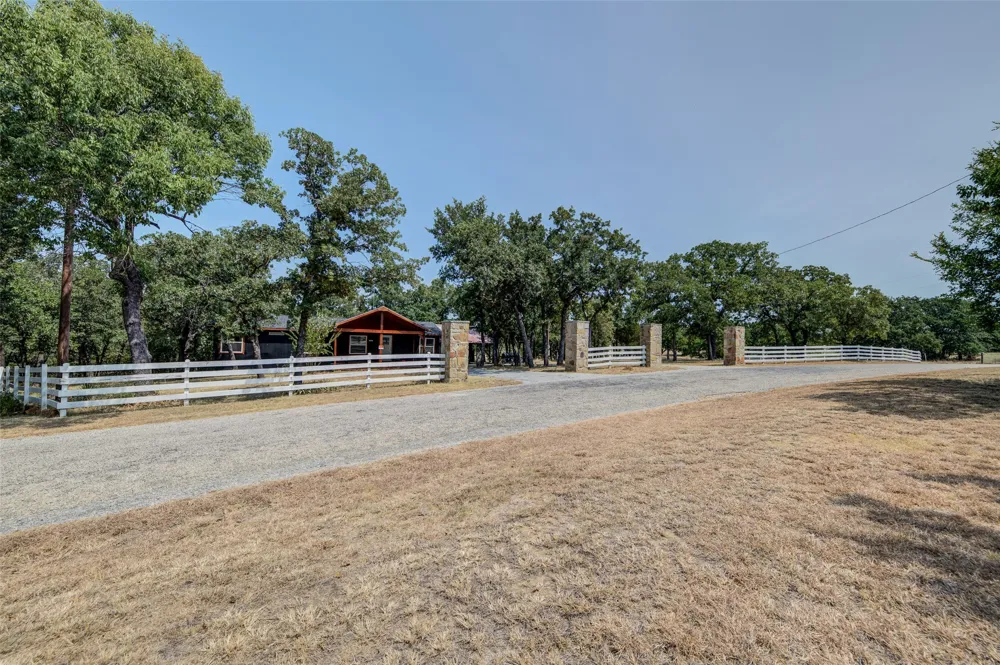 469 County Road 1743 Chico, TX 76431