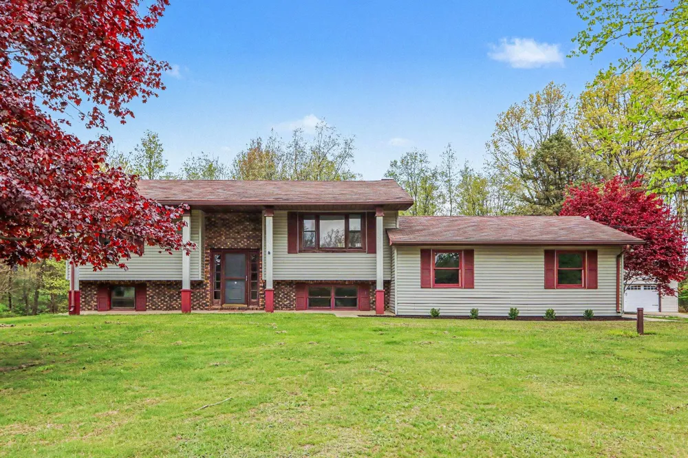 16711 CD AVENUE E Augusta, MI 49012