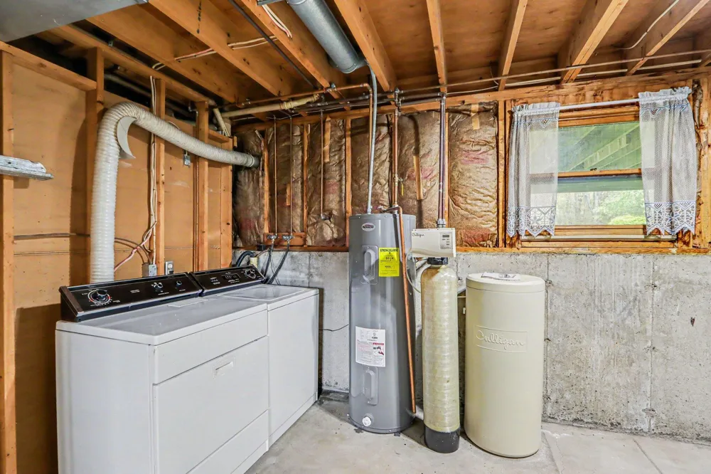 16711 CD AVENUE E Augusta, MI 49012