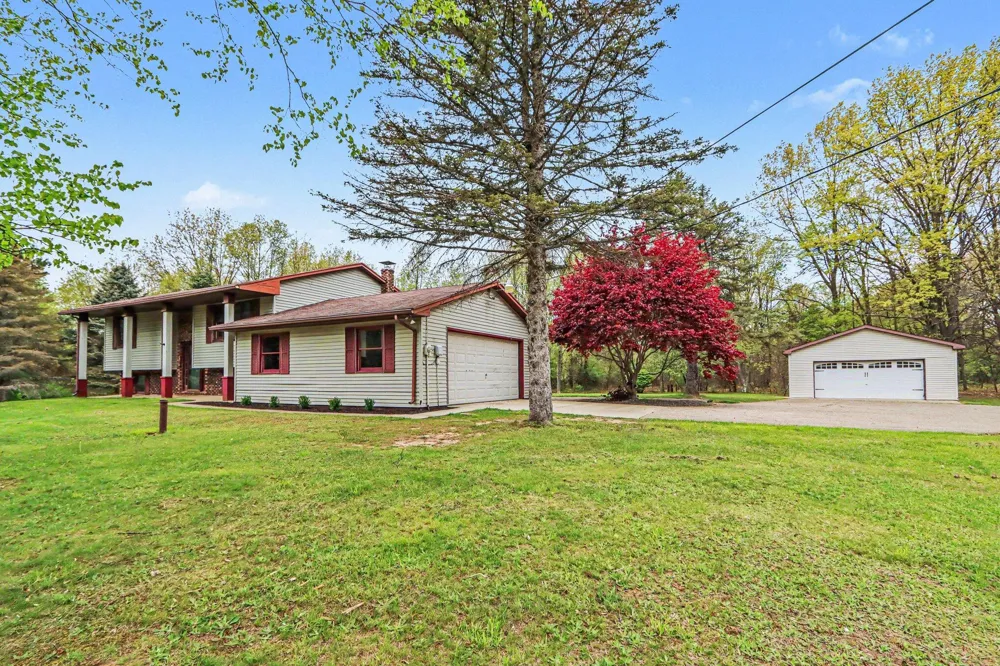 16711 CD AVENUE E Augusta, MI 49012