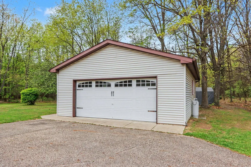 16711 CD AVENUE E Augusta, MI 49012