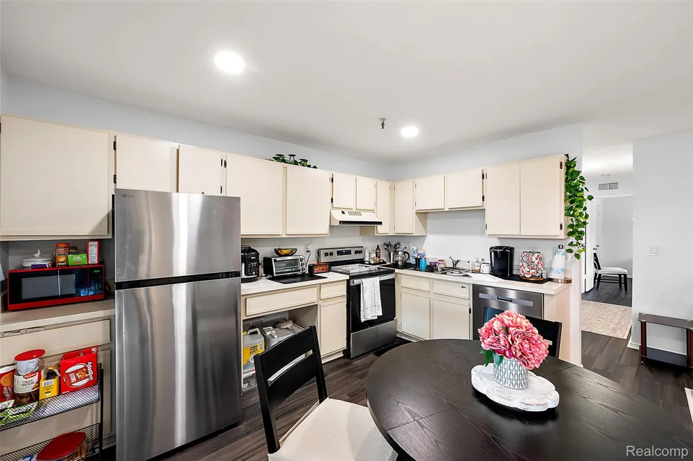 286 E 13 Mile Road #101 Madison Heights City, MI 48071