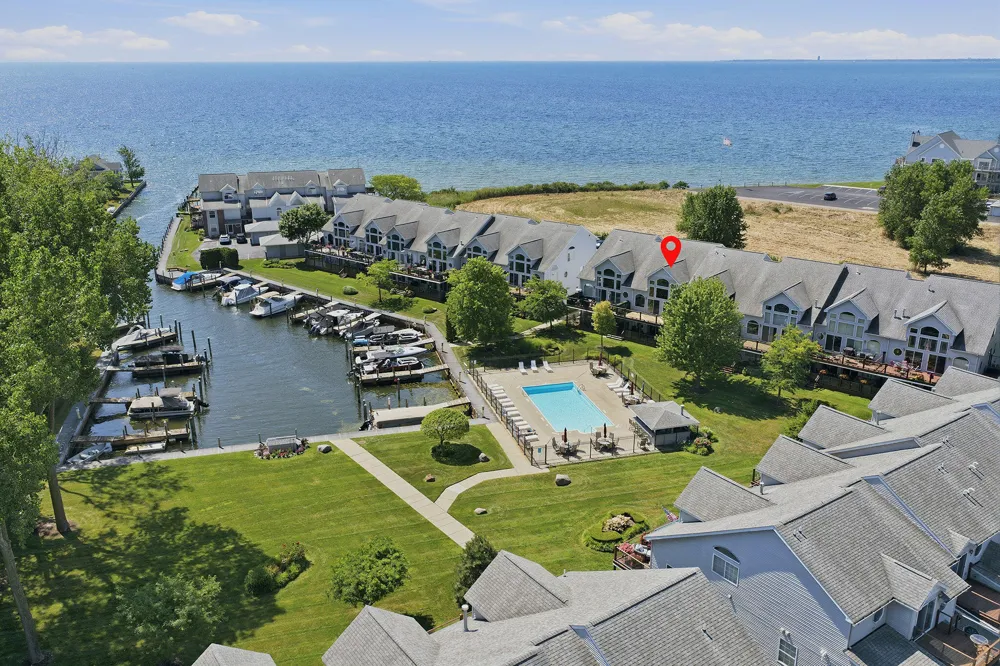 37782 Jefferson Avenue Harrison Charter Township, MI 48045