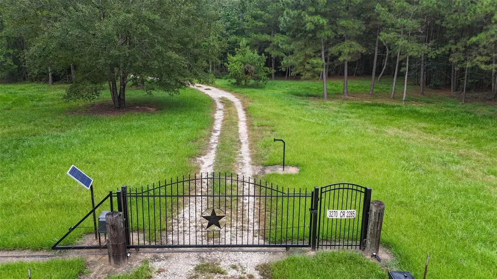 3270 County Road 2285 Cleveland, TX 77327