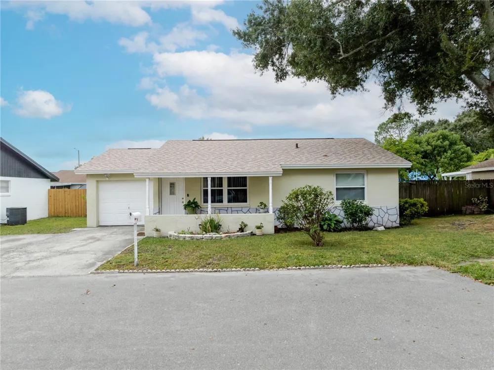 10118 HUNTERS POINT COURT Tampa, FL 33615