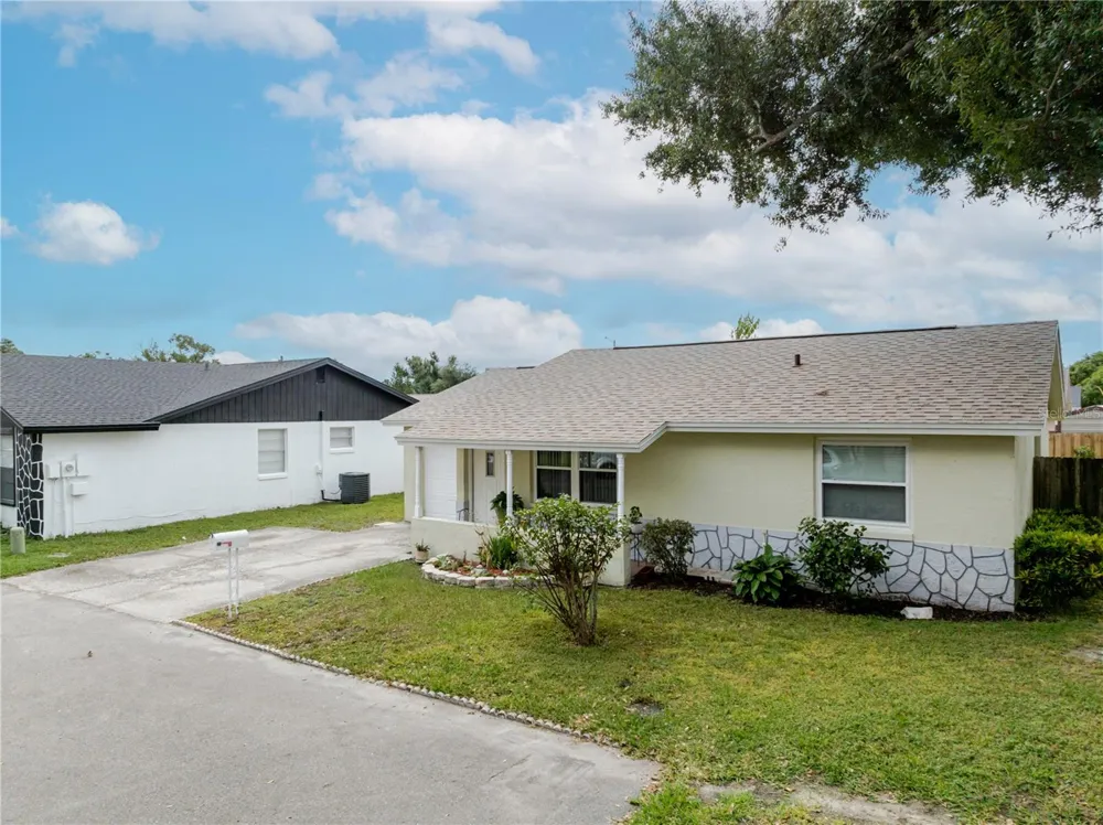 10118 HUNTERS POINT COURT Tampa, FL 33615