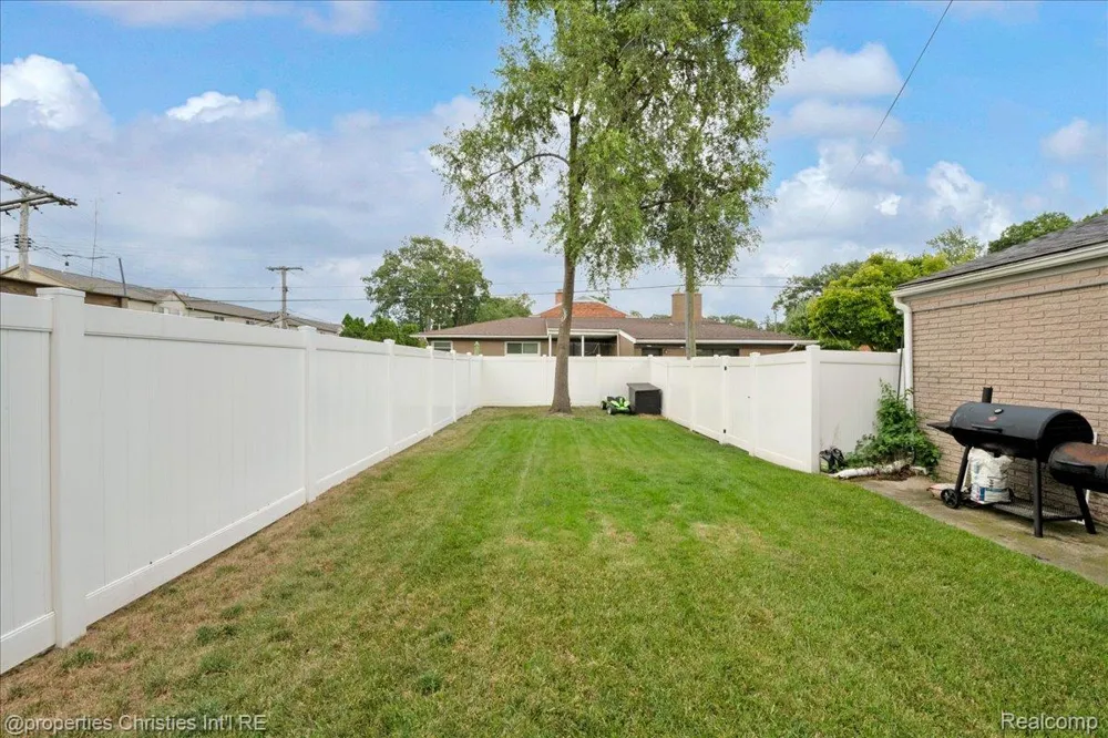 24600 Manistee Street Oak Park City, MI 48237