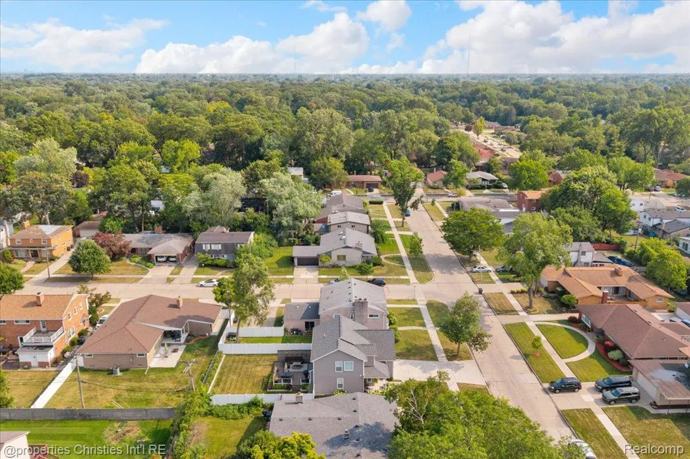 24600 Manistee Street Oak Park City, MI 48237