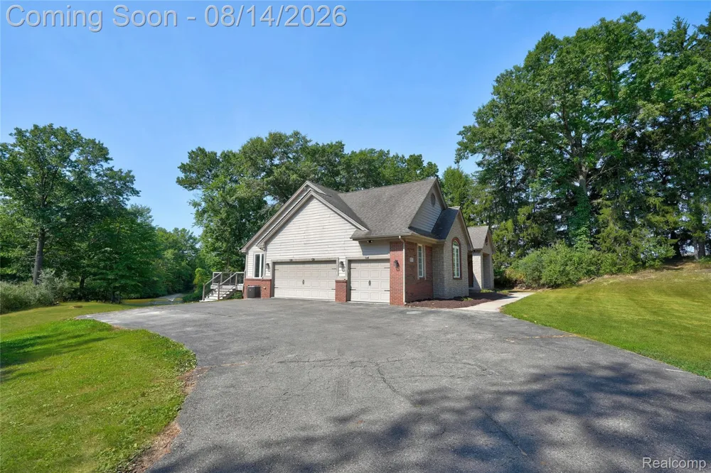 372 Hunters Ridge Drive #A Brandon Charter Township, MI 48462