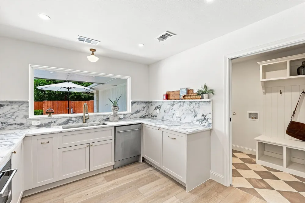 15905 Longvista Drive Dallas, TX 75248