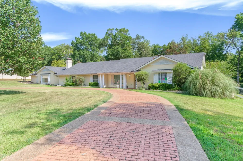 522 W High Street Grand Saline, TX 75140