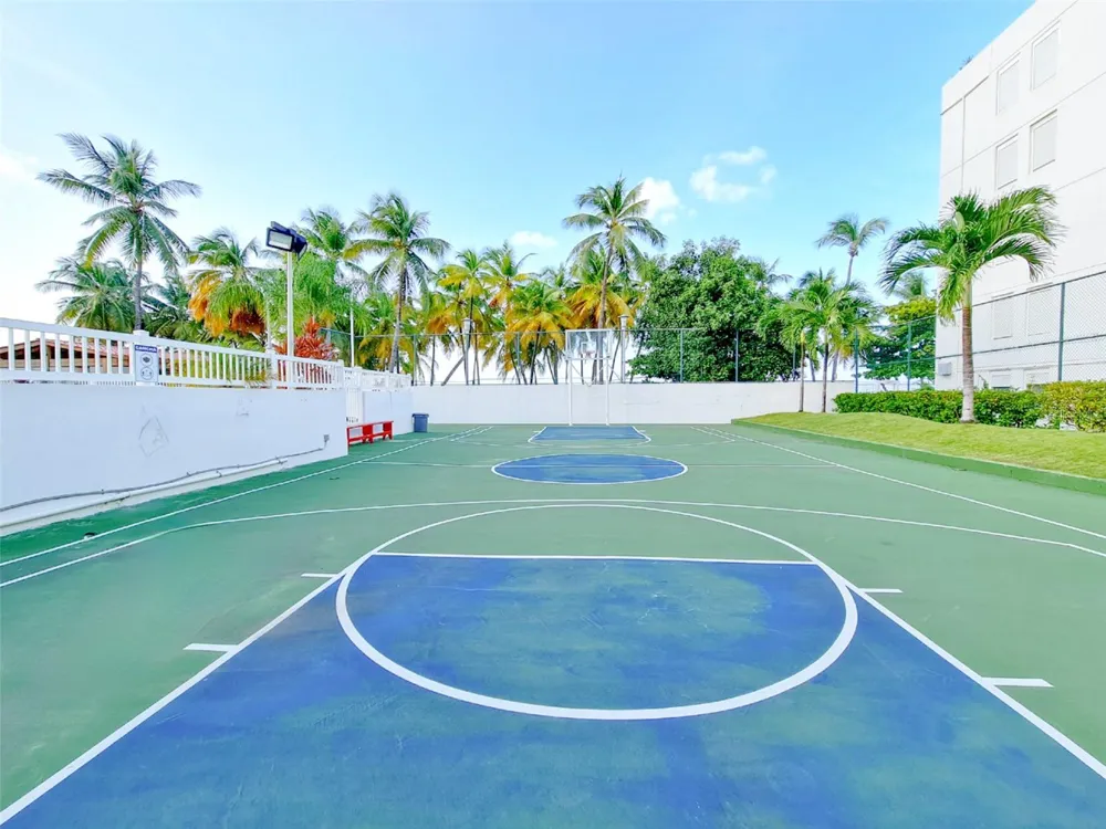 5349 AVE. ISLA VERDE #601 Carolina, PR 00979
