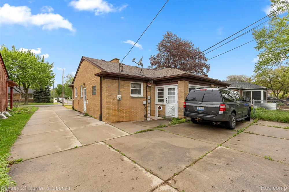 14050 Garfield Redford Charter Township, MI 48239