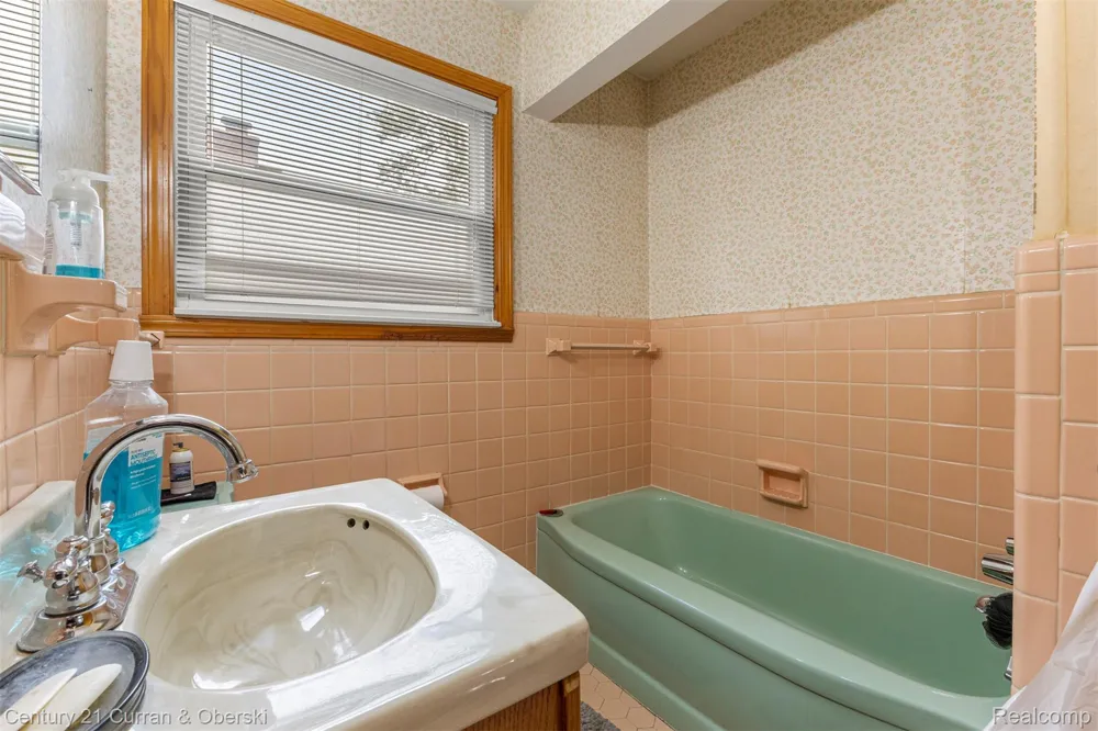 14050 Garfield Redford Charter Township, MI 48239