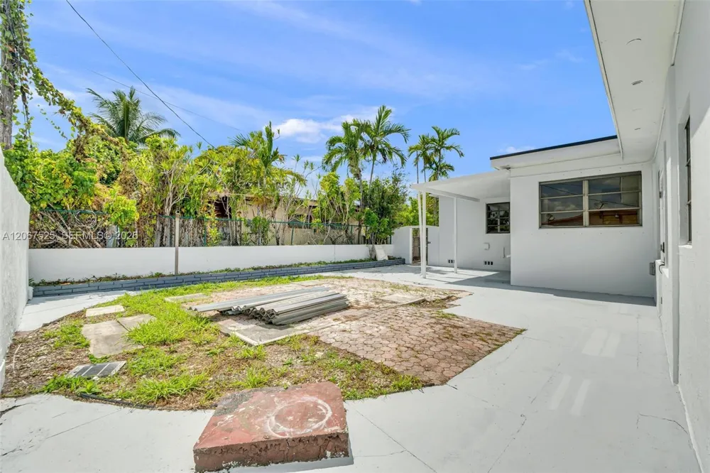 611 SE 4th St Hialeah, FL 33010