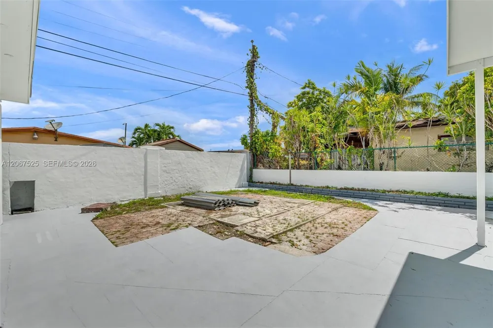 611 SE 4th St Hialeah, FL 33010