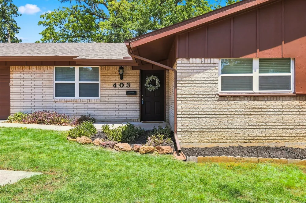 403 E Huitt Lane Euless, TX 76040