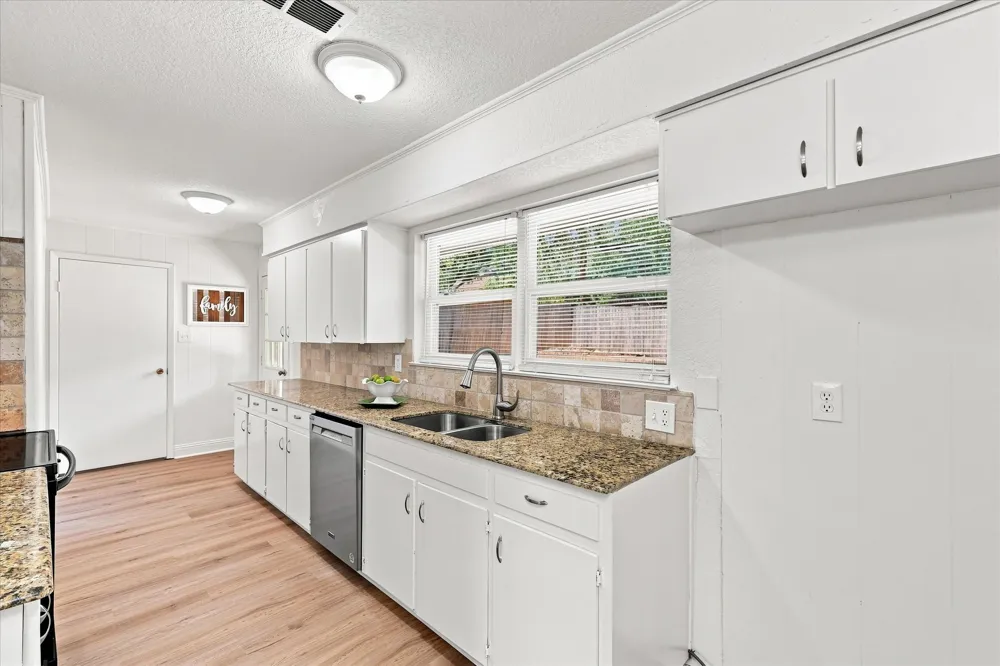 403 E Huitt Lane Euless, TX 76040