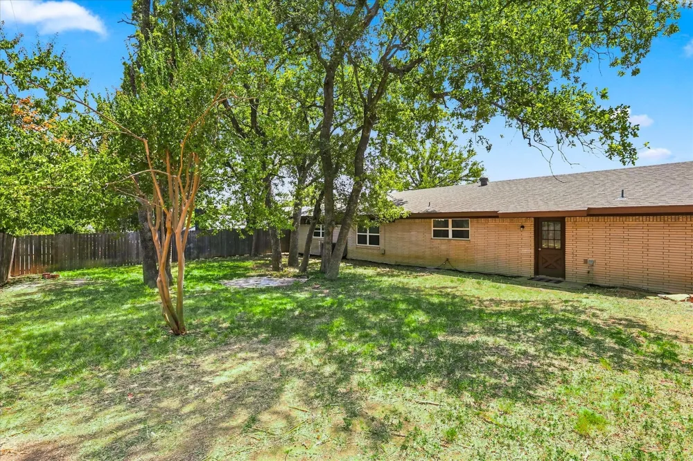 403 E Huitt Lane Euless, TX 76040