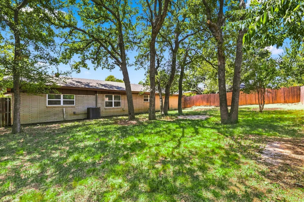 403 E Huitt Lane Euless, TX 76040