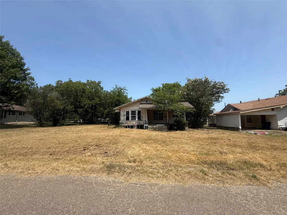 204 W Maple Street Whitewright, TX 75491