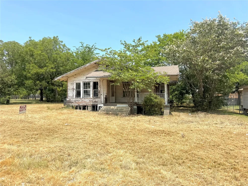 204 W Maple Street Whitewright, TX 75491