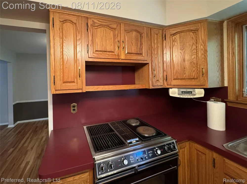 1684 Lexington Street Plymouth City, MI 48170