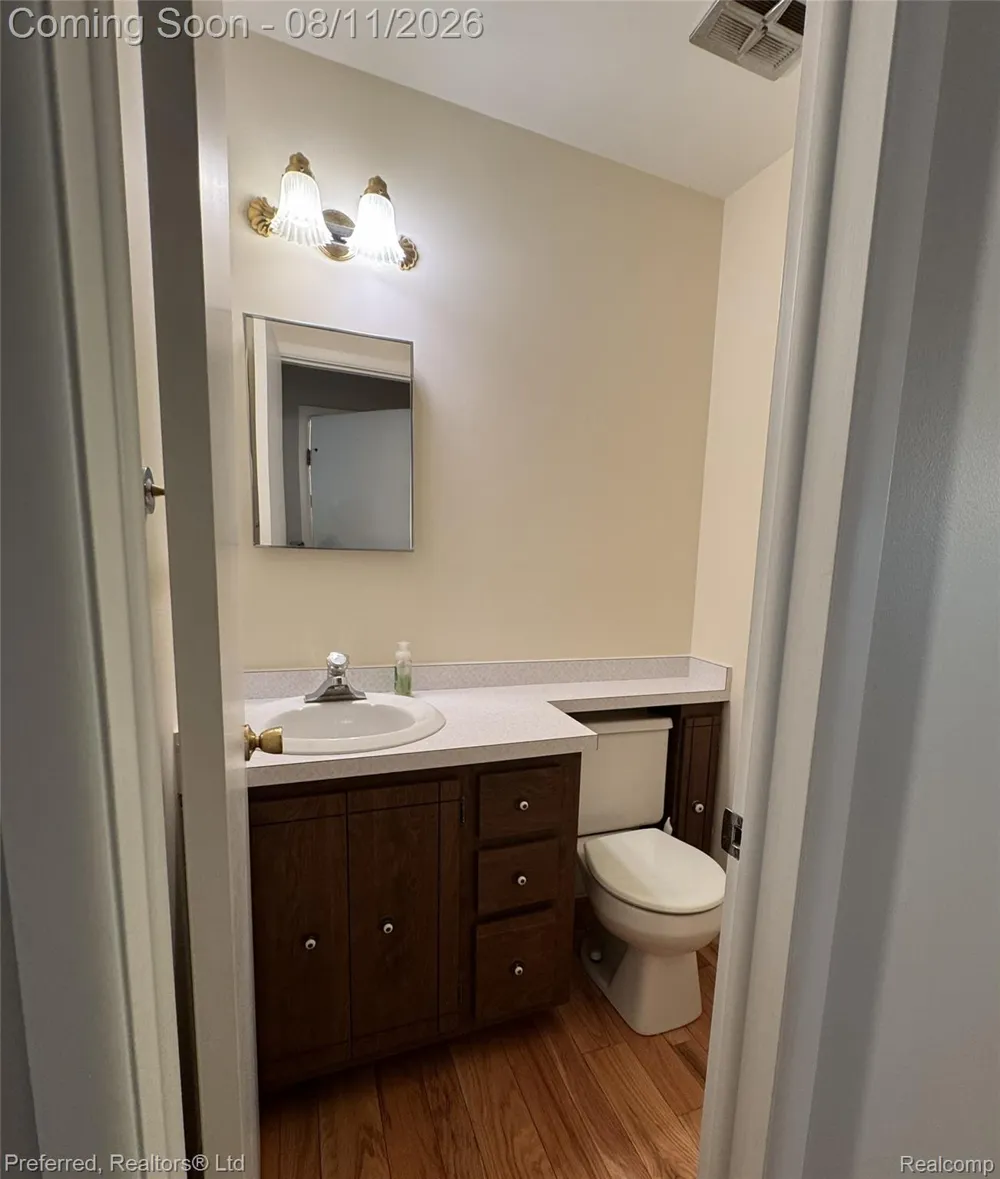 1684 Lexington Street Plymouth City, MI 48170
