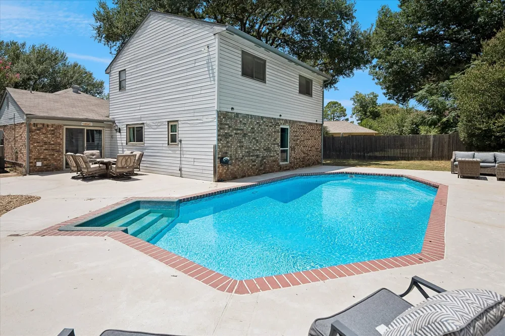 109 Clove Lane Euless, TX 76039