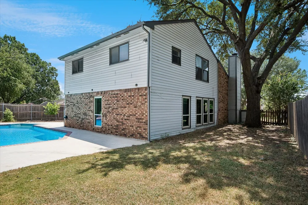 109 Clove Lane Euless, TX 76039