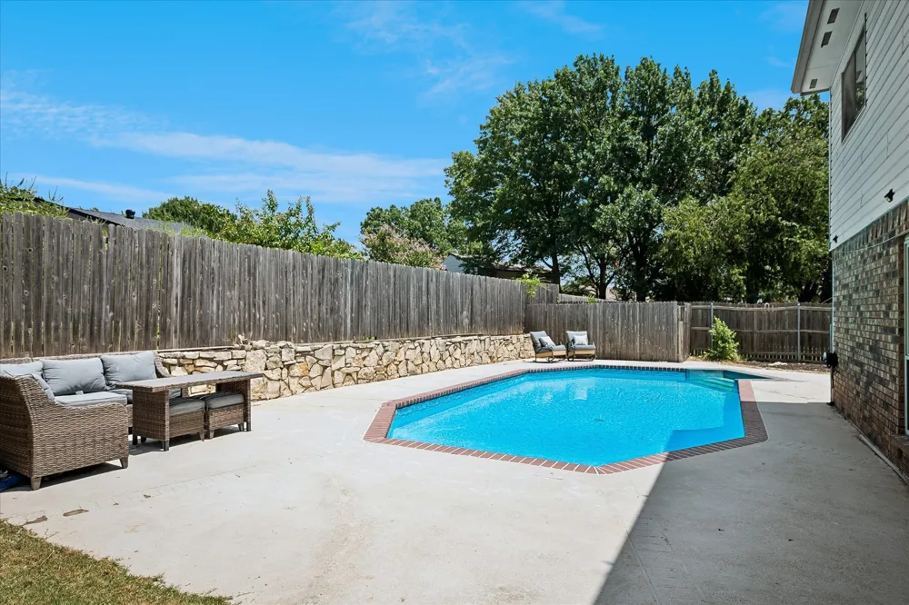 109 Clove Lane Euless, TX 76039