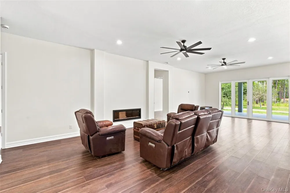 8146 Tropicaire Call Listing Agent, FL 34291