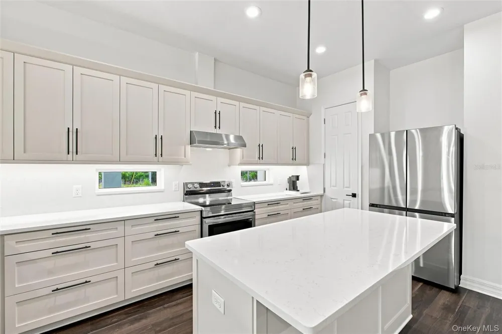 8146 Tropicaire Call Listing Agent, FL 34291