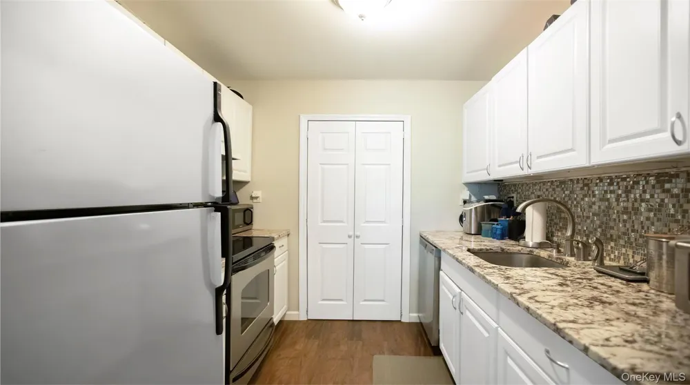 81 Richmond Boulevard #1B Ronkonkoma, NY 11779