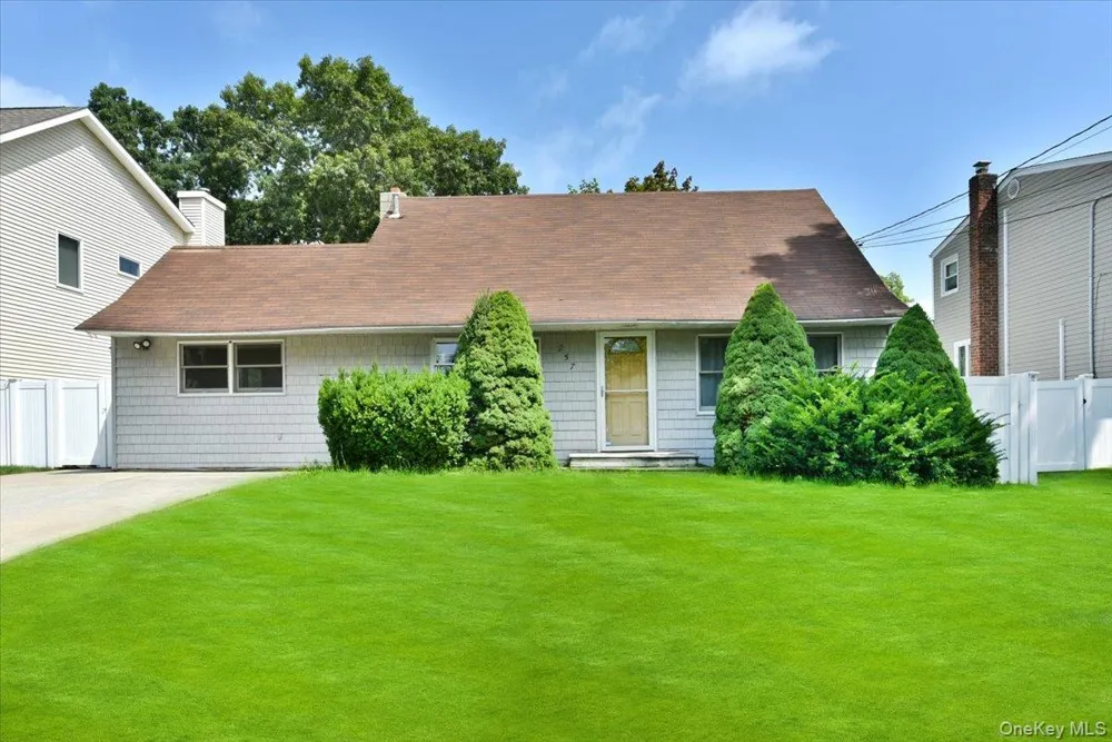 257 Maple Street Massapequa Park, NY 11762