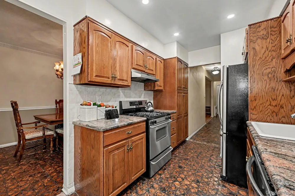 25-19 76th Street East Elmhurst, NY 11370