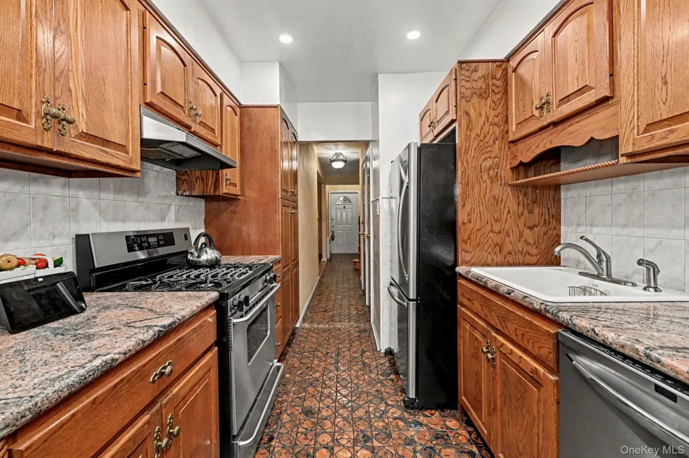 25-19 76th Street East Elmhurst, NY 11370