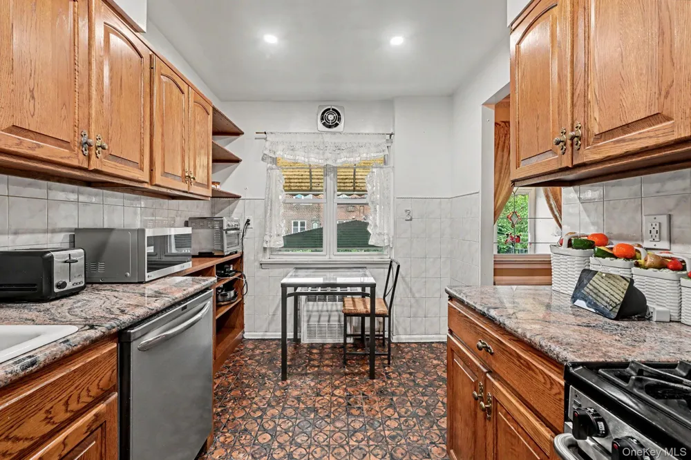 25-19 76th Street East Elmhurst, NY 11370