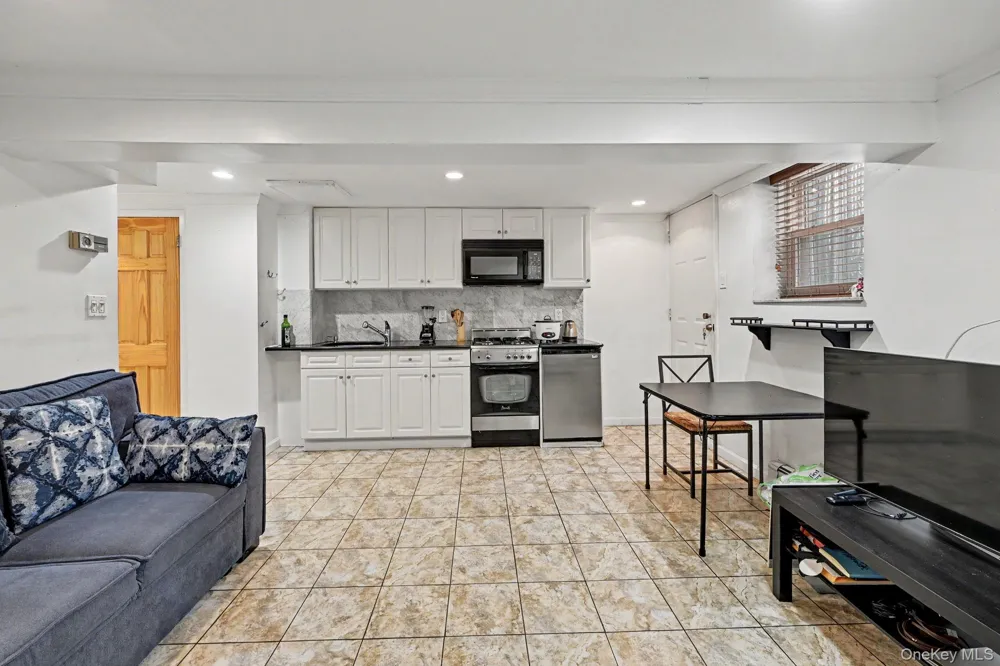 25-19 76th Street East Elmhurst, NY 11370